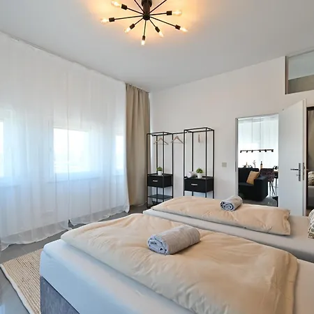 Yello Homes - Luxus Loft Fuer Bis Zu 7 Personen Naehe Airport & Messe, Tischfussball & Whirlpool Nuremberga