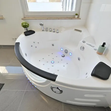 Lägenhet Yello Homes - Luxus Loft Fuer Bis Zu 7 Personen Naehe Airport & Messe, Tischfussball & Whirlpool